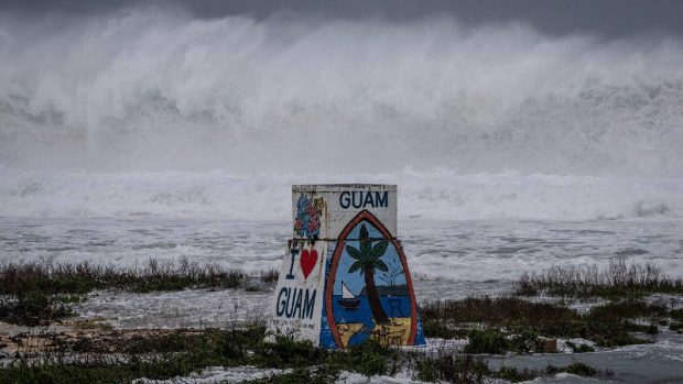Super-taifunul Bavi mătură insulele din Oceanul Pacific cu vânt și de 290 km/h. Locuitori baricadați în case, zborurile complet anulate