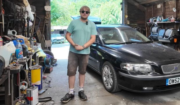 Un tânăr a cumpărat cu doar o liră un Volvo V70, abandonat timp de cinci ani. Cât a investit pentru reparații | VIDEO