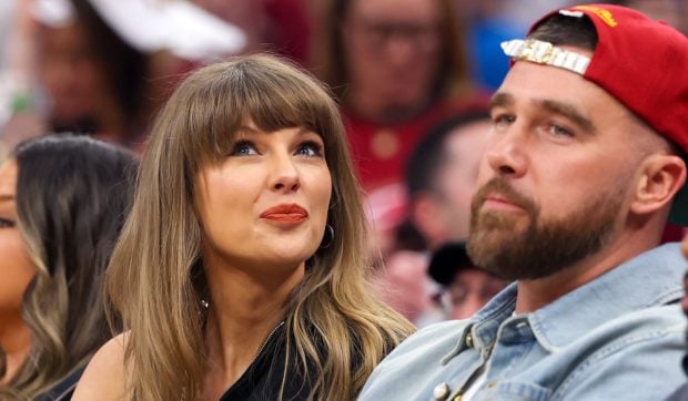Taylor Swift și Travis Kelce s-au căsătorit într-o ceremonie spectaculoasă la Madison Square Garden, oficiată de Adam Sandler