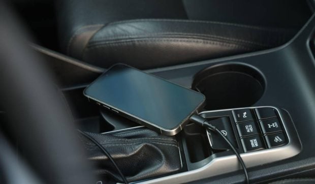 Cât combustibil consumă, de fapt, încărcarea telefonului în mașină și ce se întâmplă când motorul este oprit