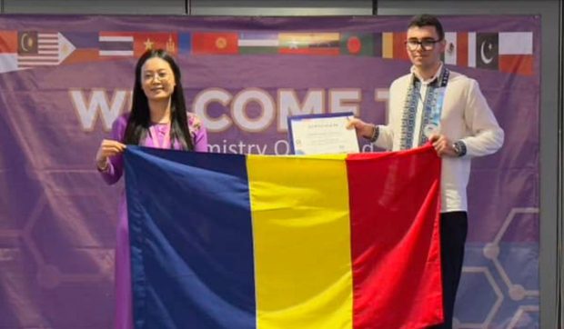 Teodor, elevul de 17 ani din București care visează să combată poluarea cu un „burete” molecular: „Vreau Premiul Nobel pe numele meu”