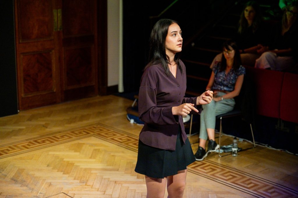 Theodora Todoran: Vicecampioană mondială la public speaking și alegerea surprinzătoare a psihologiei în România 2 Theodora Todoran cu medalia de argint la Londra