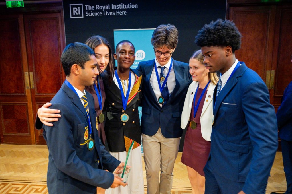 Theodora Todoran: Vicecampioană mondială la public speaking și alegerea surprinzătoare a psihologiei în România 1 Theodora Todoran la finala de public speaking, Londra