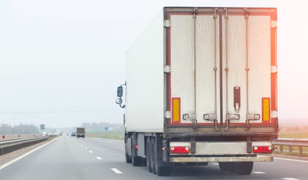 Greșeala unui șofer de TIR în timpul unei livrări a provocat pierderi de peste 100.000 de dolari unei companii și i-a adus concedierea