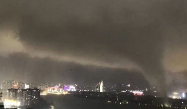 Un bărbat a fost scos din apartamentul său de la etajul 12 de o tornadă devastatoare, în China | VIDEO