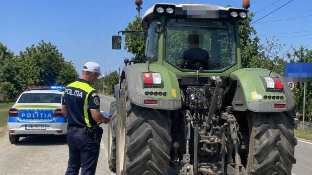 Tânăr amendat cu 5.000 de lei pentru că a condus un tractor pe drum public fără drept și fără asigurare