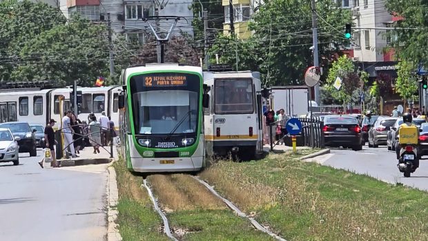 Tramvaiul 32 din București, o călătorie plină de vibrații pe cele mai aglomerate șine verzi
