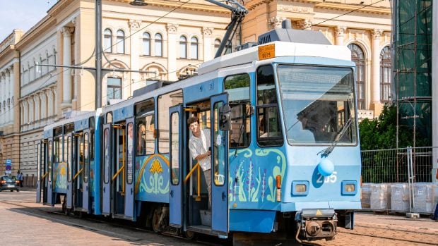 Elevii orădeni transformă un tramvai Tatra într-o operă de artă Art Nouveau, ce va străbate orașul