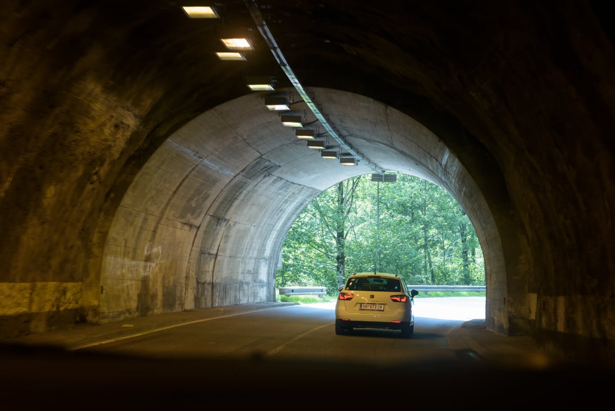 Poza pentru articolul Un șofer vitezoman a condus cu 171 km/h și a făcut 21 de depășiri într-un tunel de 17 kilometri din Elveția
