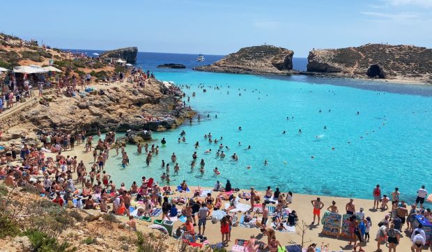 Insula Comino din Malta: paradisul fără mașini locuit de o singură familie și vizitat pentru berea la 3 euro