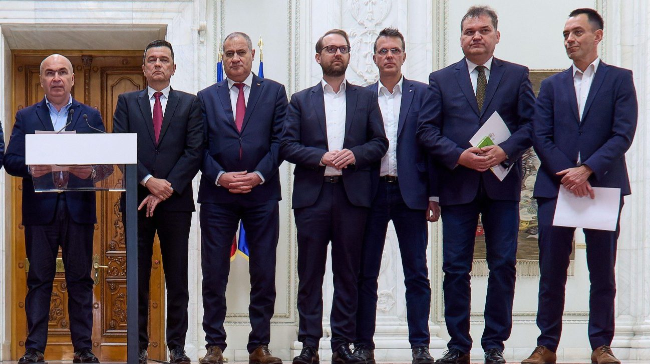Poza pentru articolul UDMR avertizează PNL, PSD și îl acuză pe Nicușor Dan că este pasiv, la două luni după ce Guvernul Bolojan a fost demis. Cine câștigă