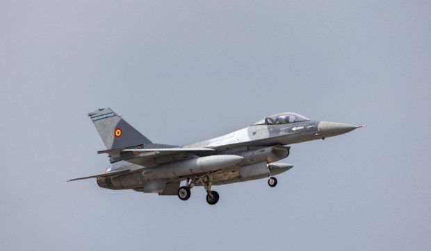 Un om din Tulcea a sunat la 112 să spună că observă mai multe avioane care ar urmări o țintă, după mesajele de avertizare RO-Alert