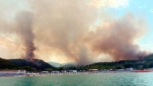 Sute de turiști au fost evacuați pe mare din cauza unui incendiu izbucnit într-o stațiune din Italia