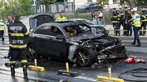 Un autoturism Mercedes a fost grav avariat de un incendiu în fața Academiei Militare din București
