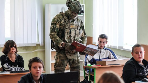 Aproximativ 1,6 milioane de copii ucraineni sunt supuși îndoctrinării și militarizării ruse: „Este o infracțiune de război” / Raport OSCE