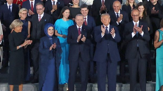 Nicușor Dan și Mirabela Grădinaru surprinși în fotografia oficială a liderilor NATO la Ankara