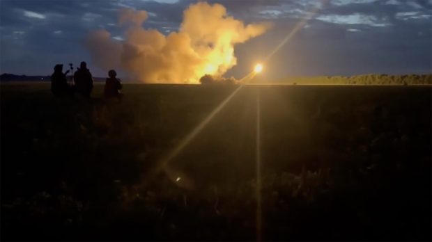 Ucraina a lansat peste 300 de drone asupra Rusiei și a atins ținte situate tocmai în Munții Ural. Un centru logistic al Amazonului rusesc a fost evacuat și și-a suspendat operațiunile