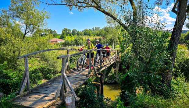 Vacanțe active în Harghita: patru nopți cu trasee ghidate și e-bike, la 890 de euro