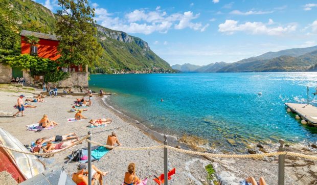 Sancțiuni pentru turiștii din Varenna care părăsesc plaja în costum de baie sau la bustul gol