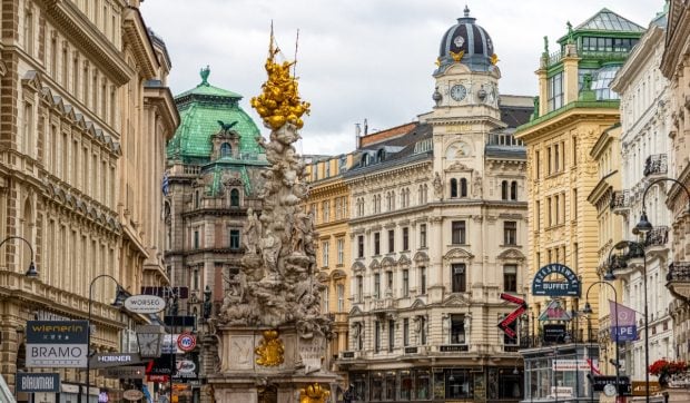 Orașul de vis la o oră de România unde scapi de caniculă și te plimbi doar pe jos printre clădiri superbe