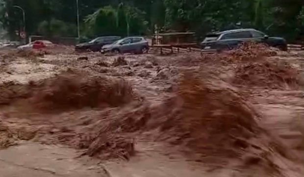 Viiturile din Bușteni s-au revărsat și pe Facebook: „De vilele construite în mijlocul pădurii, v-ați mirat?”