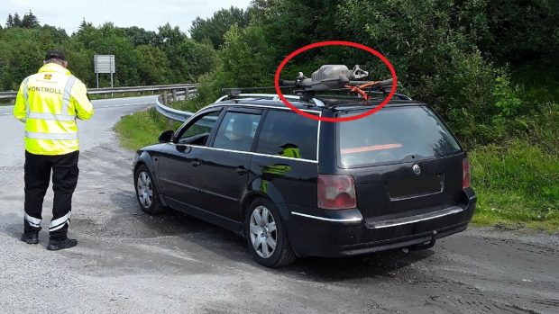 Ce a pățit șoferul unui VW Passat care circula cu o tobă de eșapament uriașă legată intenționat de plafon în Norvegia