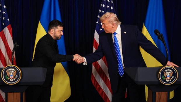 Donald Trump a purtat convorbiri separate cu Zelenski și Putin de Ziua Independenței, evidențiind posibilitatea unui dialog pentru pace