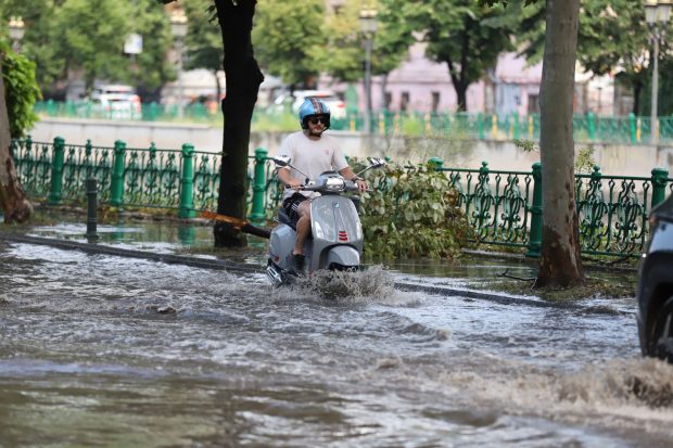 București și Ilfov, sub cod roșu de furtuni violente; Trafic oprit pe DN1 din cauza unui stâlp în pericol de prăbușire