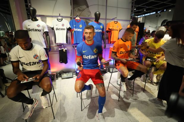 Sute de copii au format o mulțime la ParkLake Mall înaintea lansării noului echipament FCSB