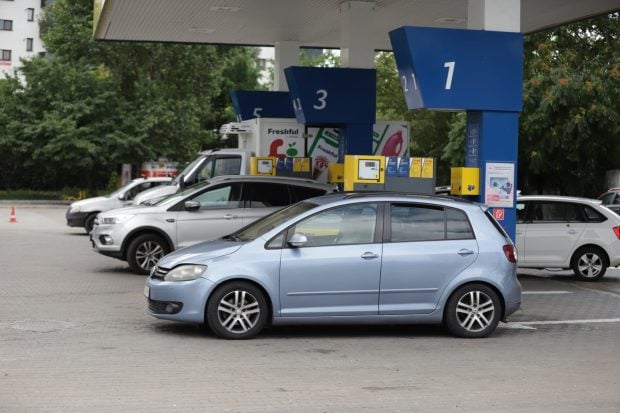 Soluția adoptată în Senat pentru scumpirile la carburanți: cum va funcționa „acciza dinamică” și ce risc de penurie există