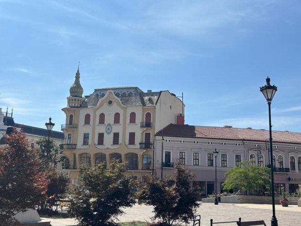 City Break în Oradea lui Bolojan. Art Nouveau și intoleranță: „Cine cârtește în fața popimii? Cine are bani să iasă din casele frumoase și să stea la o friptură și o bere în centrul bine zugrăvit?”