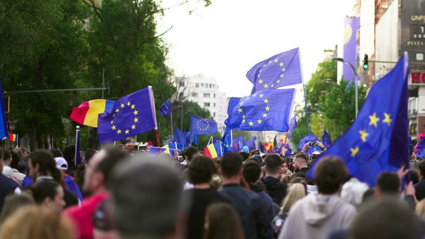 Majoritatea românilor recunosc beneficiile aderării la UE, dar rămân preocupați de costul vieții și locurile de muncă