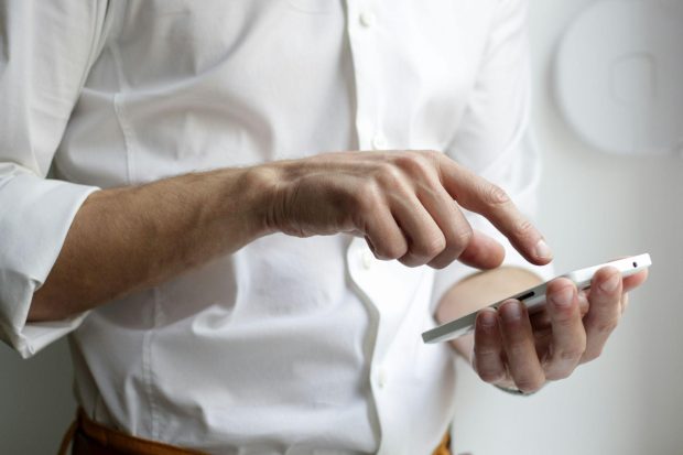 Cum și când să înlocuiești bateria telefonului pentru o durată de viață mai lungă