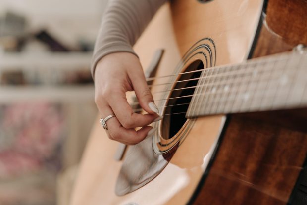 Cum să alegi o chitară acustică ușor de cântat: sfaturi utile pentru începători