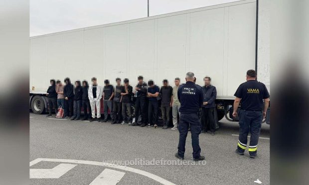 Un șofer de TIR turc a încercat să intre în România cu 15 migranți, ascunși printre apă și șervețele