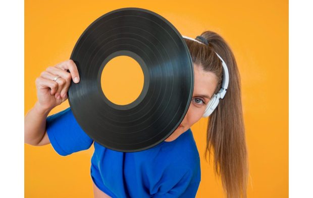 Cum se simte diferit muzica dance-pop atunci când o asculți pe vinil