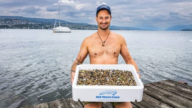 Antreprenorul elvețian care valorifică midia invazivă din Zürichsee pentru restaurante de lux