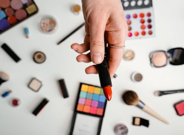 4 schimbări în trusă care îți simplifică ritualul de make-up de dimineață