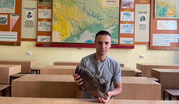 Un soldat a găsit un artefact unic, vechi de 11.000 de ani, în timp ce înota, în Ucraina: „7,5 kilograme!”
