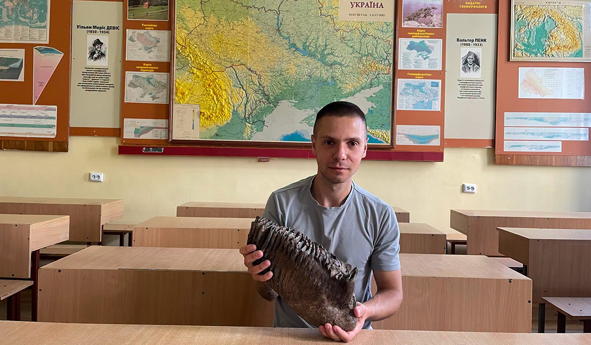 Un soldat a găsit un dinte de mamut vechi de 11.000 de ani, în Ucraina