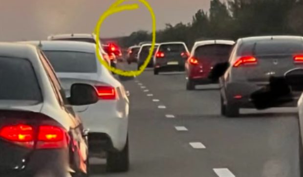 Polițiștii au folosit o autospecială ca antemergător pe autostrada A2 ca să deblocheze traficul spre București. Sute de șoferi au mers cu 80 km/h