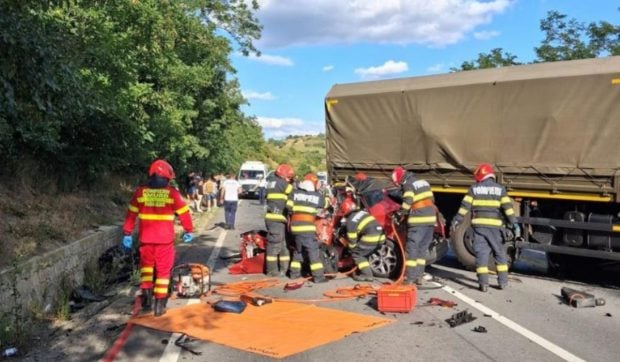 Tragedie pe DN 13 în Mureș: Trei morți, inclusiv un minor, după coliziunea dintre un autocamion militar și trei autoturisme