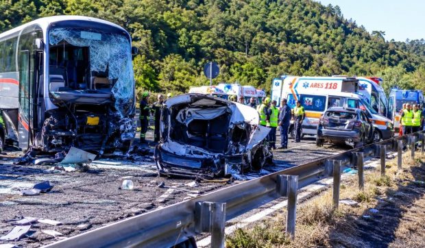 Șase oameni au murit și 27 au fost răniți după un carambol devastator între un autocar, trei mașini și o autorulotă, în Italia I VIDEO