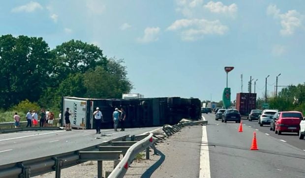 Trafic oprit pe autostrada A1 în Argeș după răsturnarea unui TIR la kilometrul 80