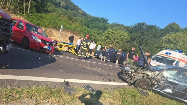 Accident grav la Călimănești pe Valea Oltului: două vehicule deteriorate și victime încarcerate, circulație întreruptă