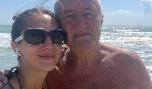 Adela Popescu dezvăluie amintiri din copilărie: cum a fost surprinsă la școală de tatăl ei
