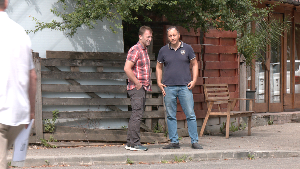 Interesele din spatele exproprierilor pentru proiectul „Grădina Timpului” din Câmpina. Aruncați în stradă pentru un chioșc de sucuri și trei băncuțe: „Mama nu știe nimic, n-ar suporta”