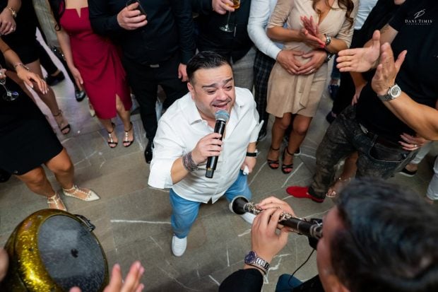 Adrian Minune cucerește scena Nibiru cu un cover rock al trupei Cargo, stârnind admirație online