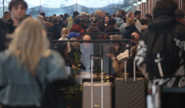 Greva controlorilor de trafic aerian paralizează trei aeroporturi cheie din Norvegia