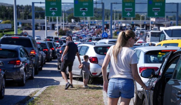 Blocaje majore la granița Macedoniei de Nord cu Serbia din cauza unui nou sistem automatizat de sancționare rutieră
